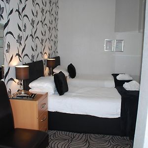 Zimmer mit Kingsize-Bett