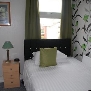 Zimmer mit Kingsize-Bett